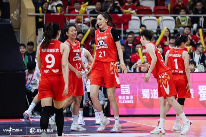 月色夜幕照亮WCBA新赛季揭幕：四川女篮首战90-