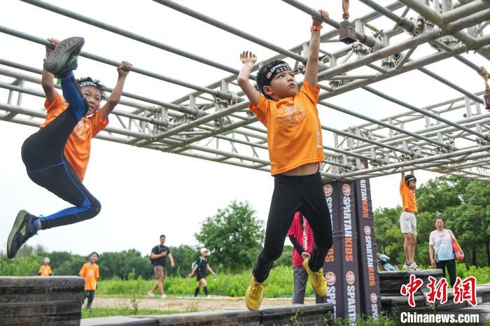 2024斯巴达勇士儿童赛上海站落幕 万名小勇士雨中