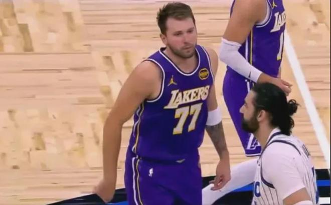 东契奇技术犯规撤销引热议 湖人迎战活塞争夺西