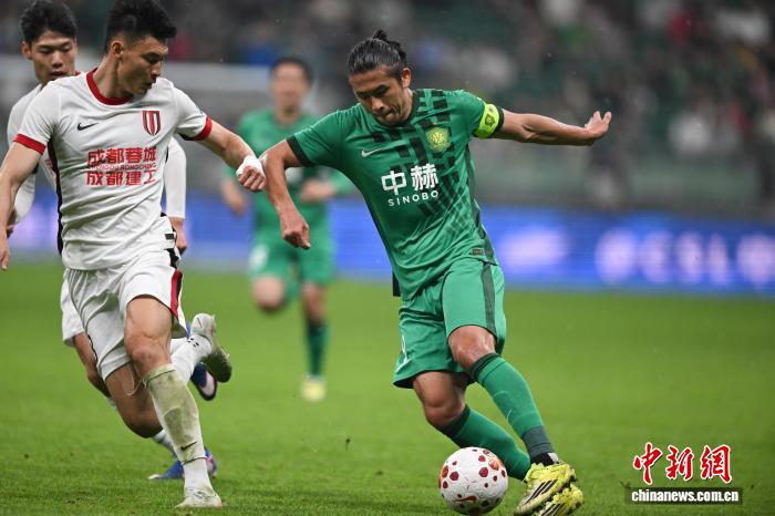 上海申花德比告捷 成都蓉城逆转登顶